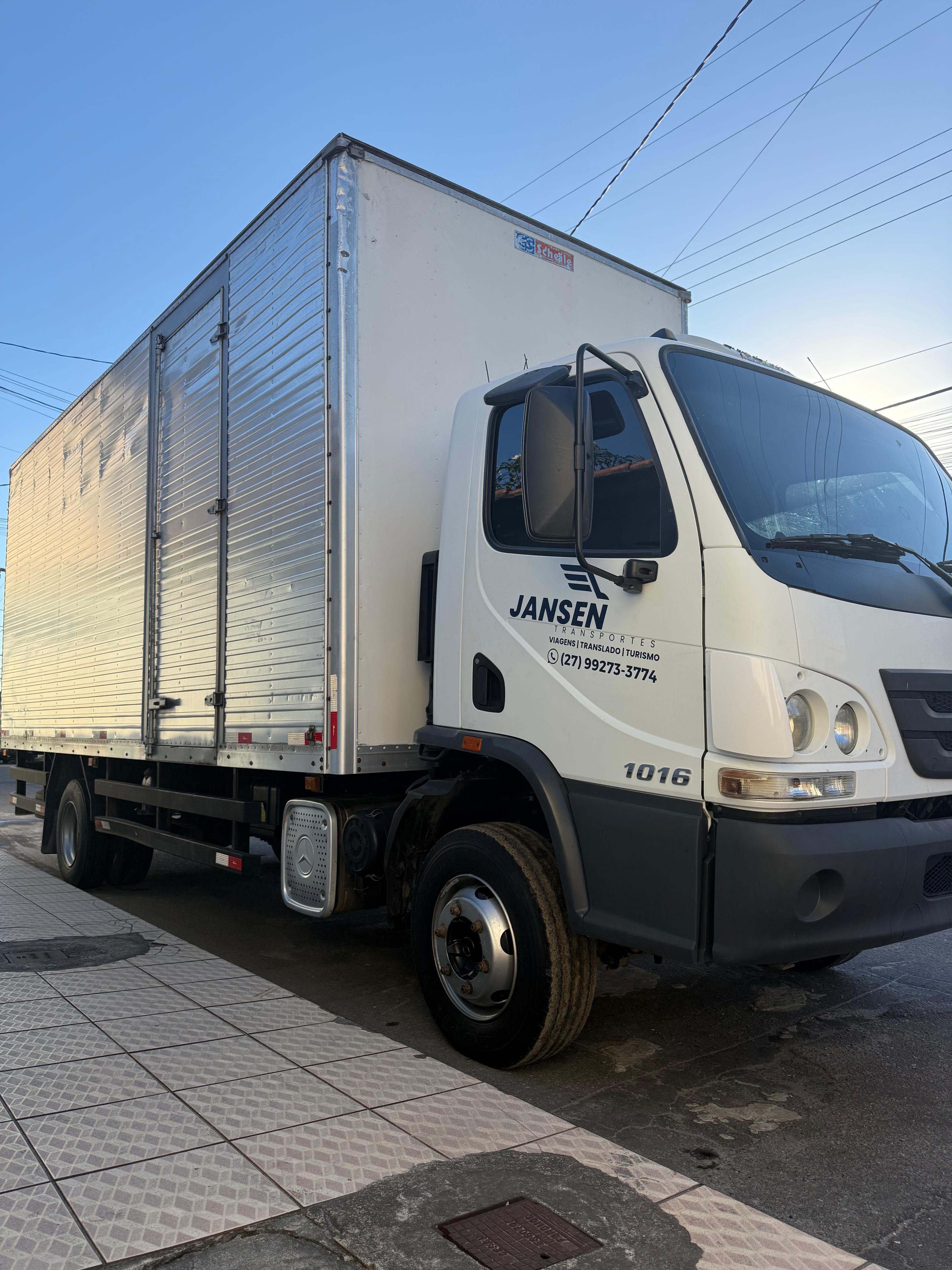 Caminhão Mercedes Accelo 1016 Baú Jansen