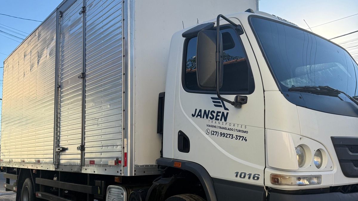 Caminhão Mercedes Accelo 1016 Baú Jansen